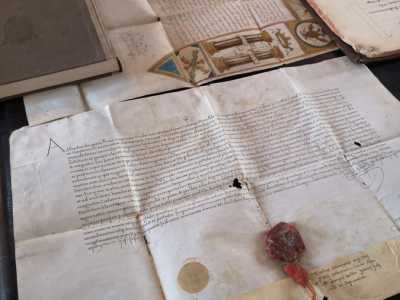 Il padrone di casa ci mostra prima una carta del 1456 con il sigillo in ceralacca del Re di Napoli Alfonso d�Aragona, con la quale viene attribuita la contea di Conversano agli Acquaviva